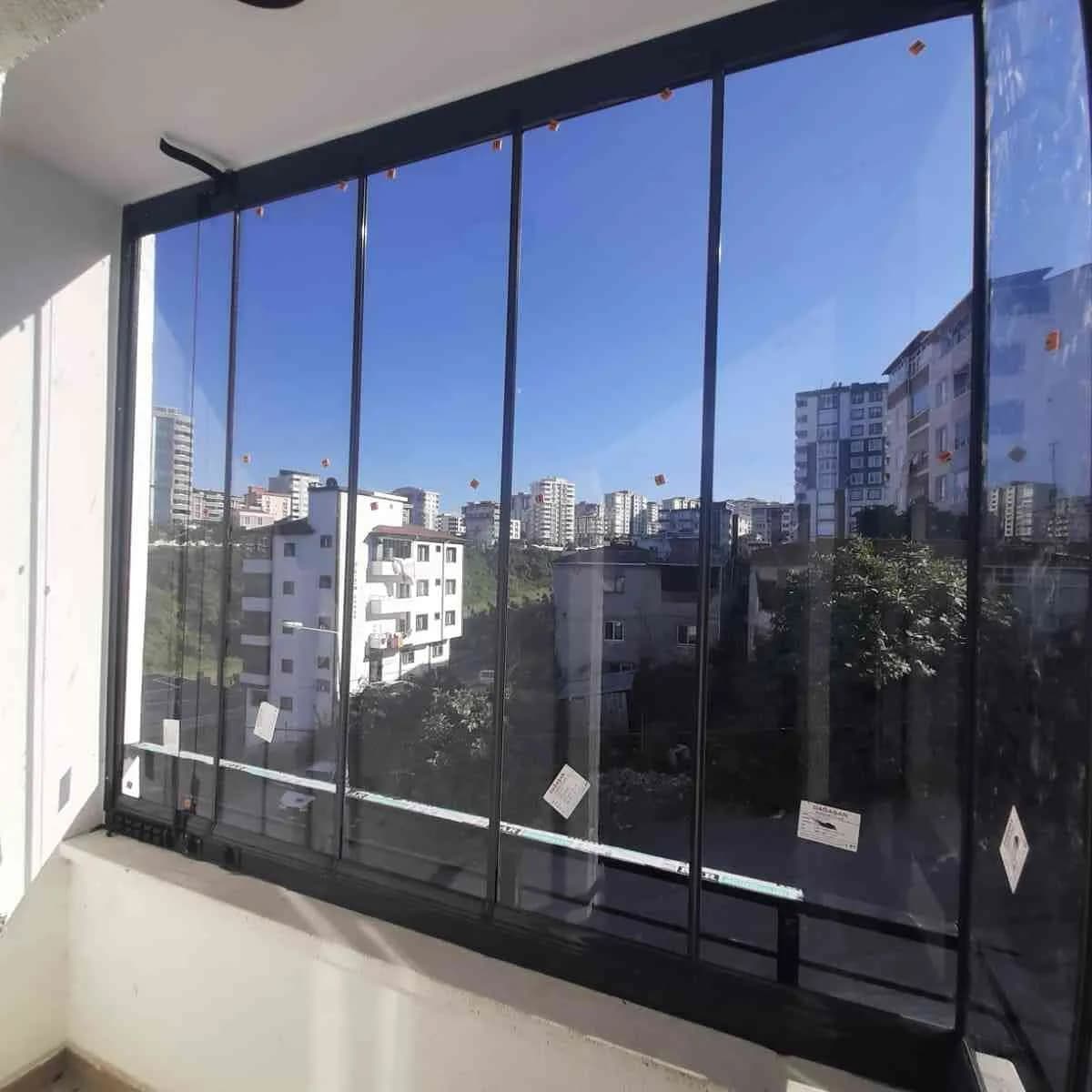 Samsun'da antrasit doğramalı sürme cam balkon sistemi, şehir manzaralı kapatılmış balkon