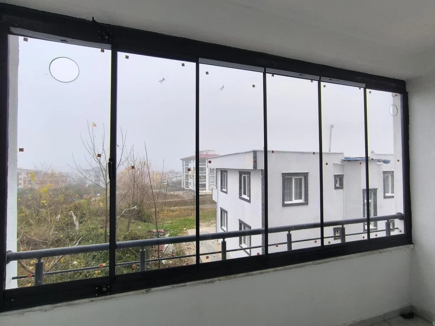 Samsun'da balkona uygulanmış antrasit çerçeveli sürme cam balkon sistemi