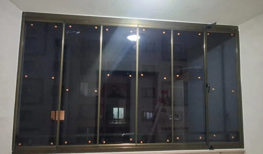 Samsun'da balkona uygulanmış füme bronz renkli sürme cam balkon sistemi, içeriden görünüm