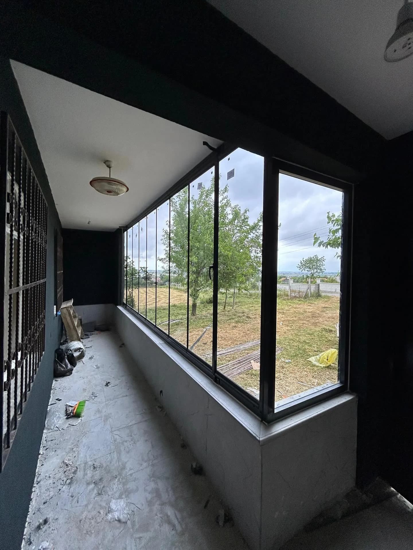 Samsun'da füme alüminyum doğramalı ısıcamlı kapalı balkon cam sistemi, kırsal manzara