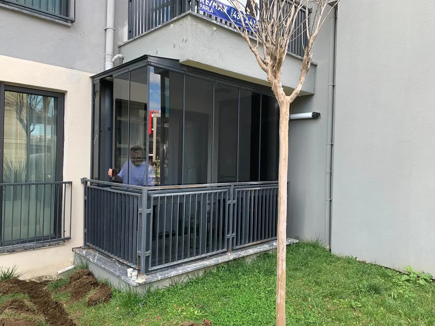 Samsun'da zemin kat balkona uygulanmış antrasit doğramalı ısıcamlı cam balkon kapatma sistemi