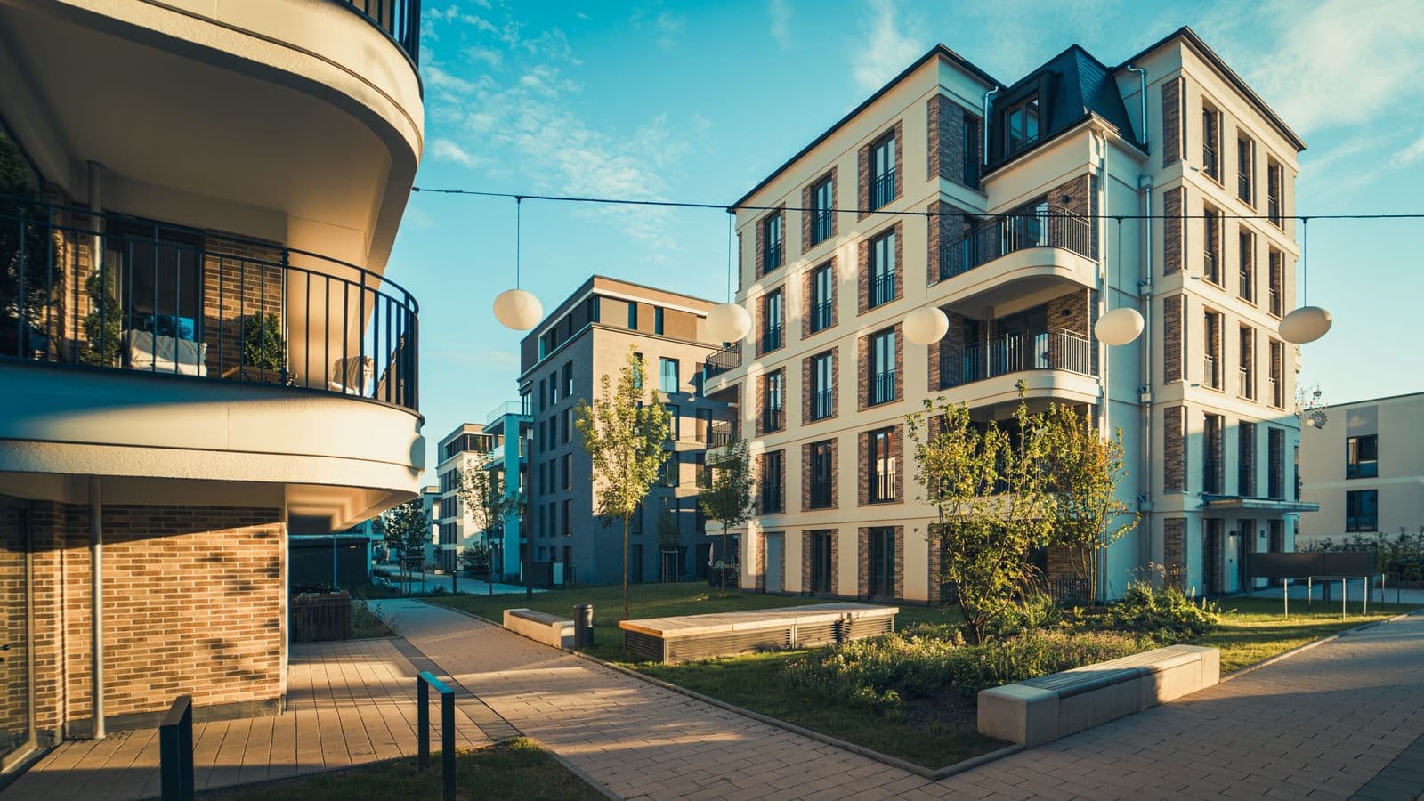 Balkonlu modern apartman bloklarından oluşan güneşli bir site